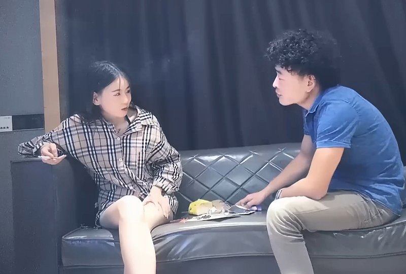 暴露羞辱调教道具高h4000约很漂亮的00后小美女，被大鸡巴直接怼哭了，还直接干了两炮，隔着屏幕都能感觉到疼