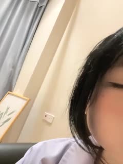 日本国产一区卡哇伊眼镜美少女！JK装撩起裙子！跪在沙发翘起屁股，小穴还塞着跳蛋【1】